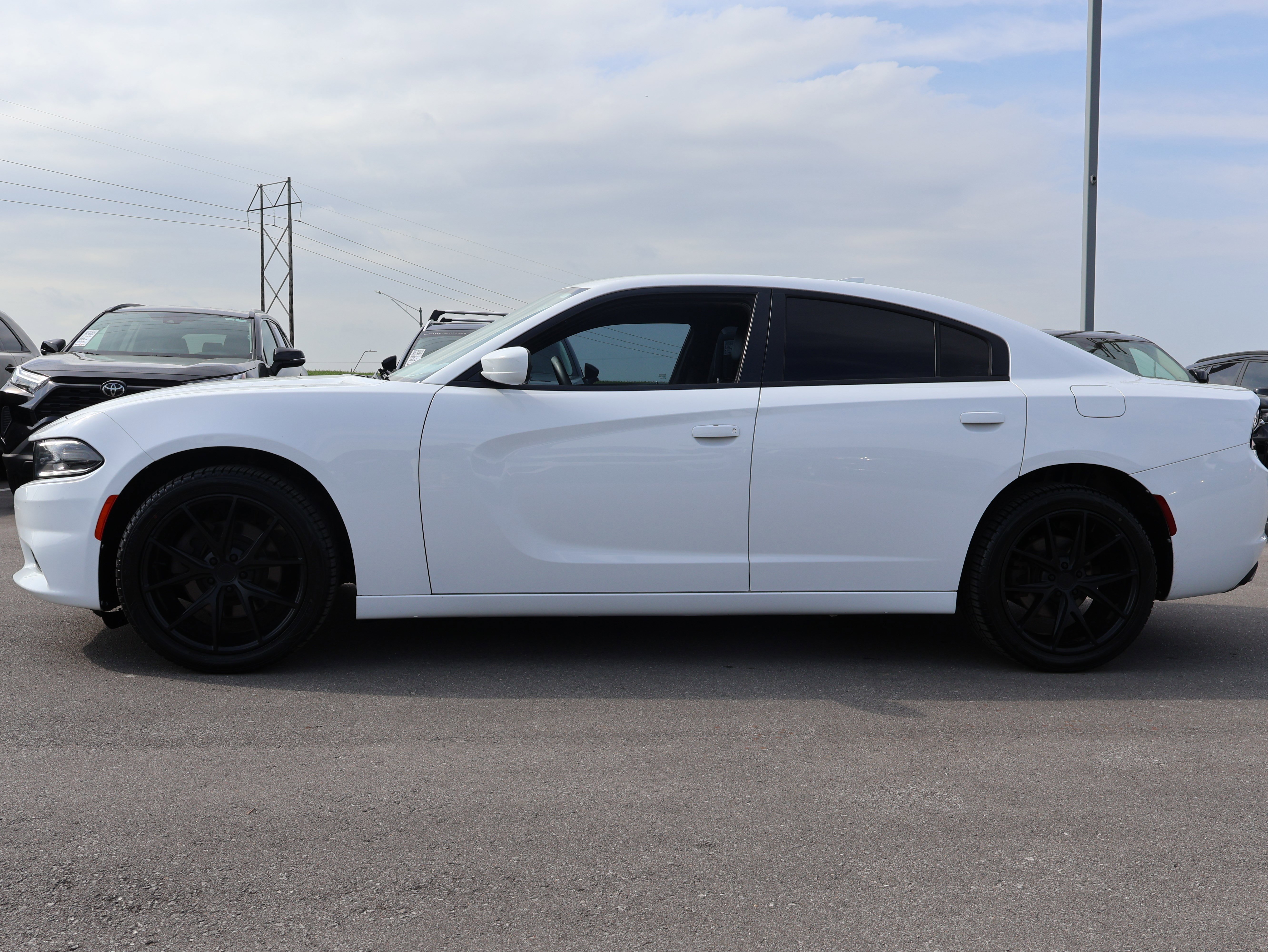 Used 2017 Dodge Charger SXT w/ AWD Plus Group image 3