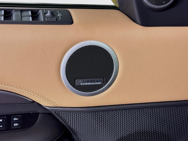 Used 2025 Land Rover Discovery Metropolitan Edition image 21