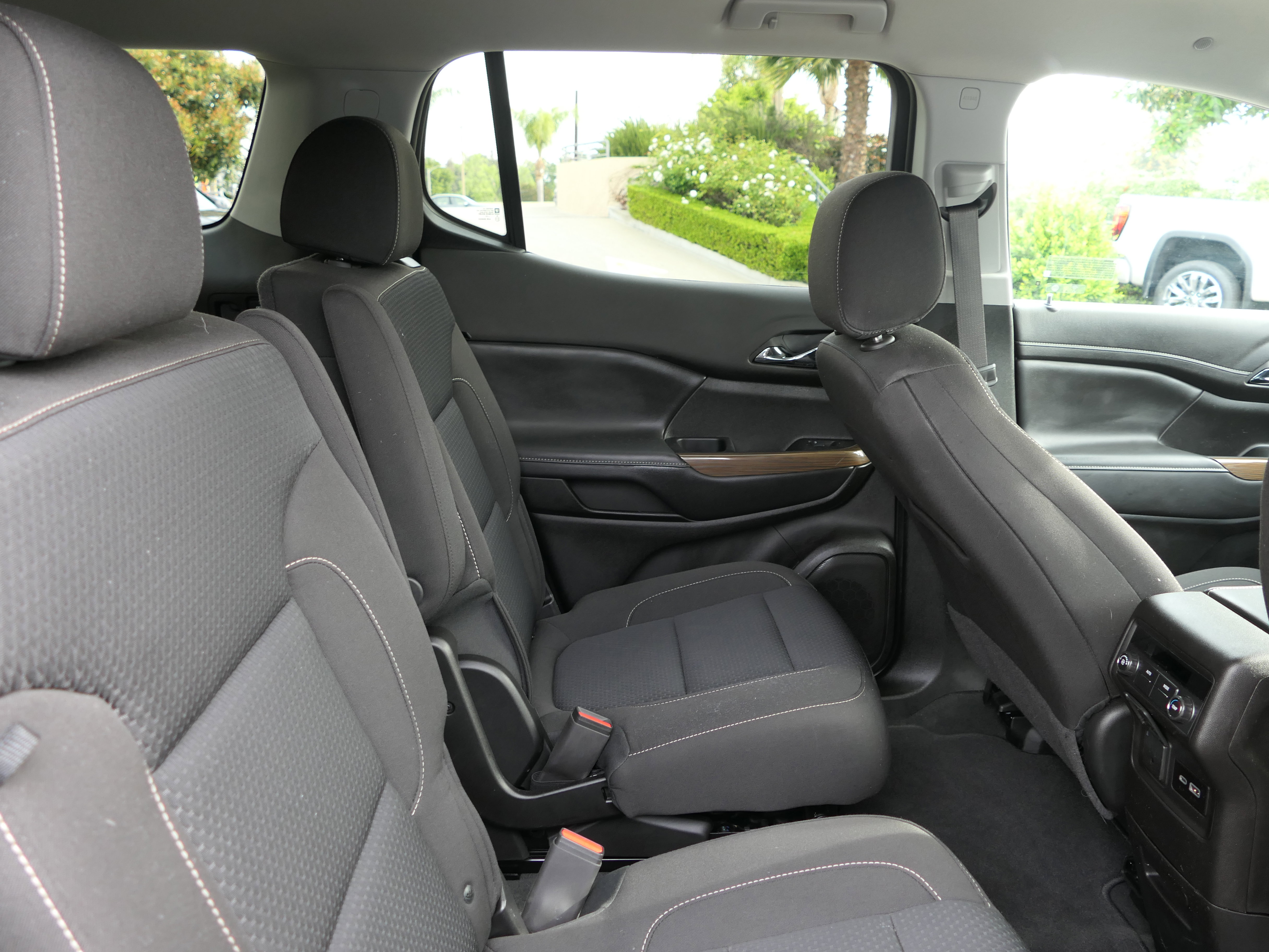 Used 2023 GMC Acadia SLE w/ Driver Convenience Package FWD image 24