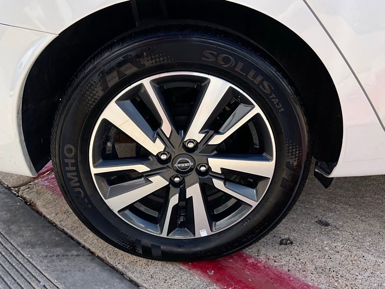 Used 2025 Nissan Versa SV image 9