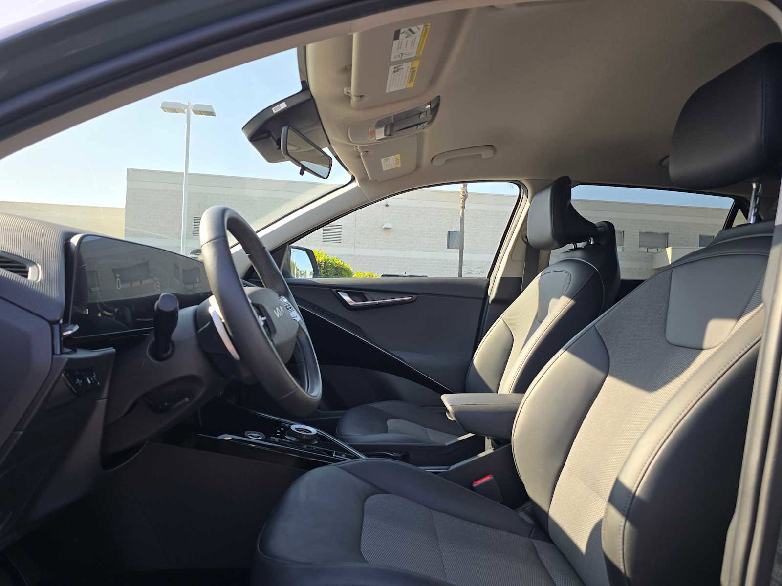Used 2023 Kia Niro EX image 22