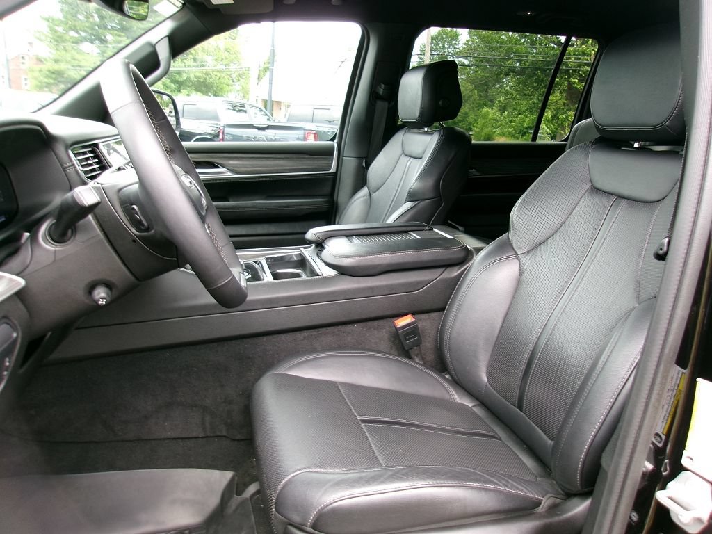 Certified 2024 Jeep Wagoneer L Series II w/ Flexible Seating Group AWD/4WD image 7