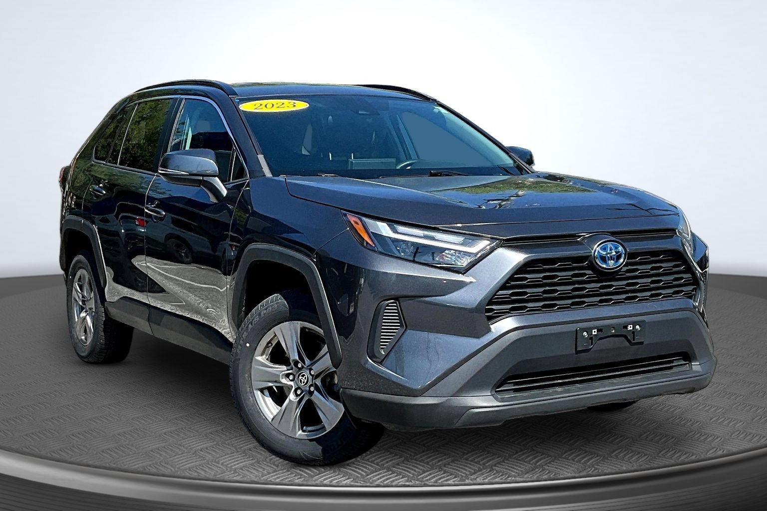 Used 2023 Toyota RAV4 XLE AWD/4WD image 3
