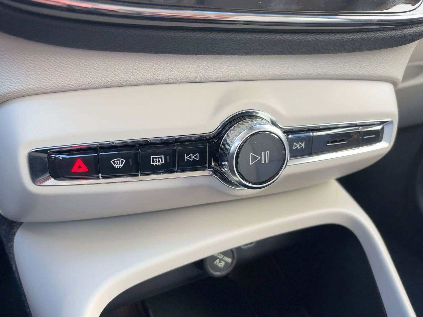 New 2026 Volvo XC40 B5 Plus w/ Protection Package Premier image 18