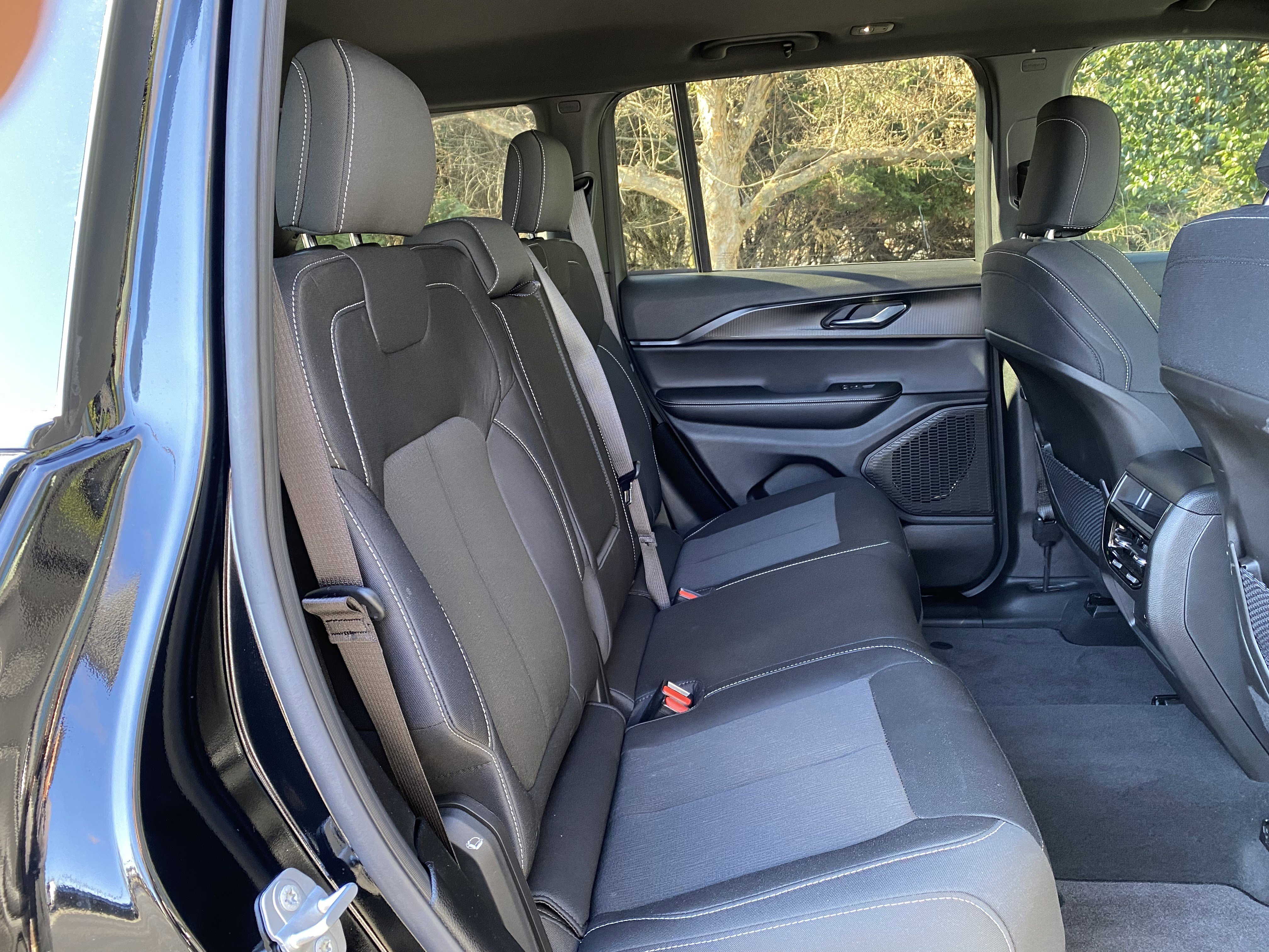 Used 2025 Jeep Grand Cherokee Laredo X image 36