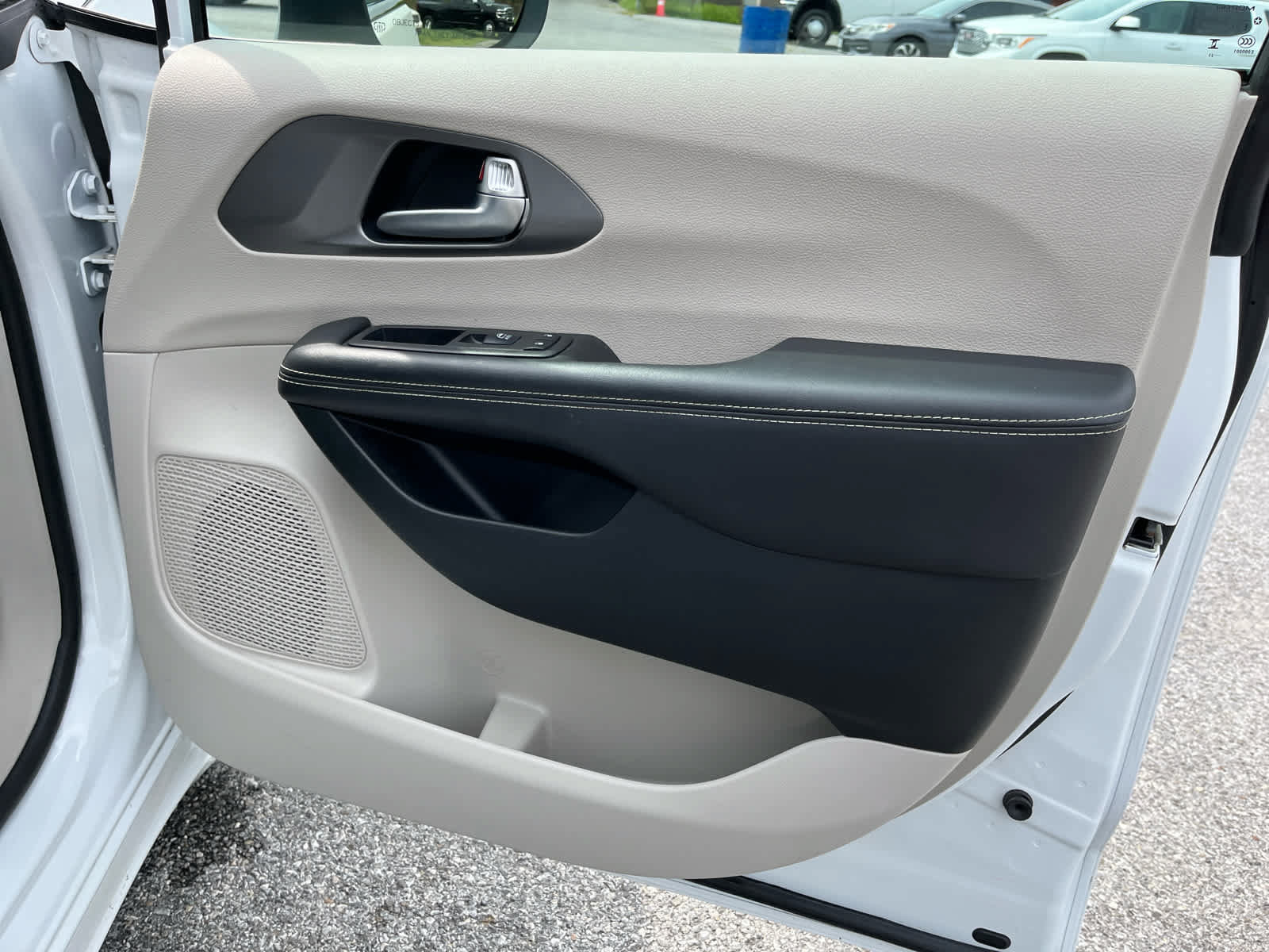 Used 2023 Chrysler Pacifica Touring-L FWD image 33
