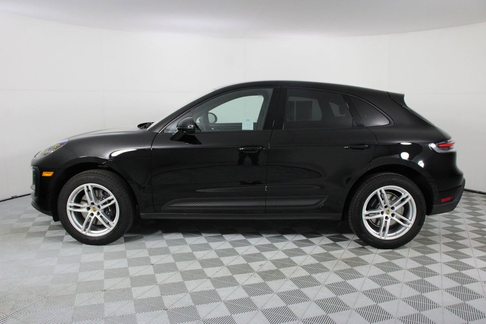 Certified 2025 Porsche Macan image 2