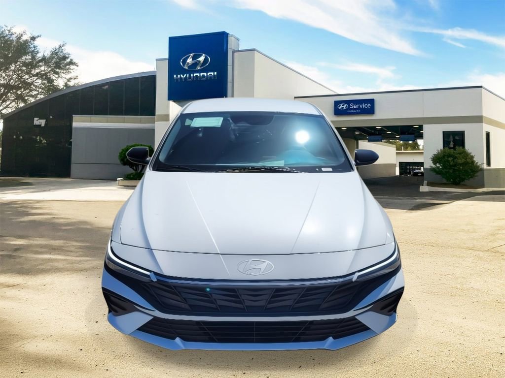 Used 2025 Hyundai Elantra Sport image 2
