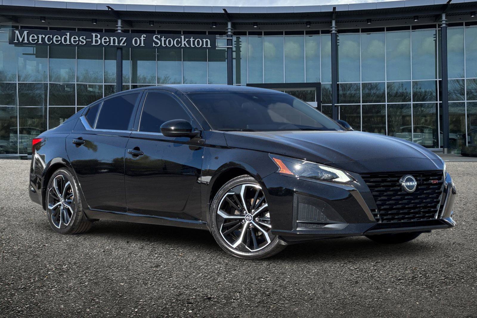 Used 2023 Nissan Altima 2.5 SR w/ SR Premium Package FWD image 2
