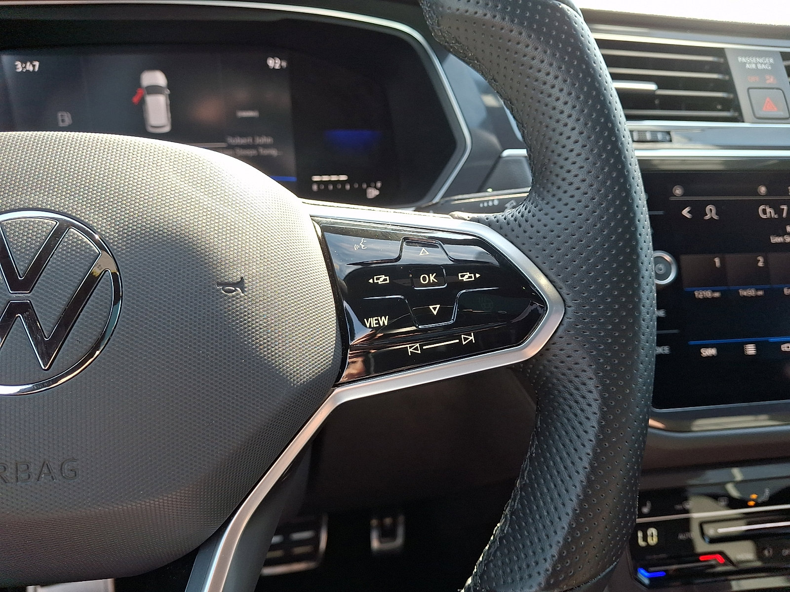 Certified 2022 Volkswagen Tiguan SE R-Line image 21