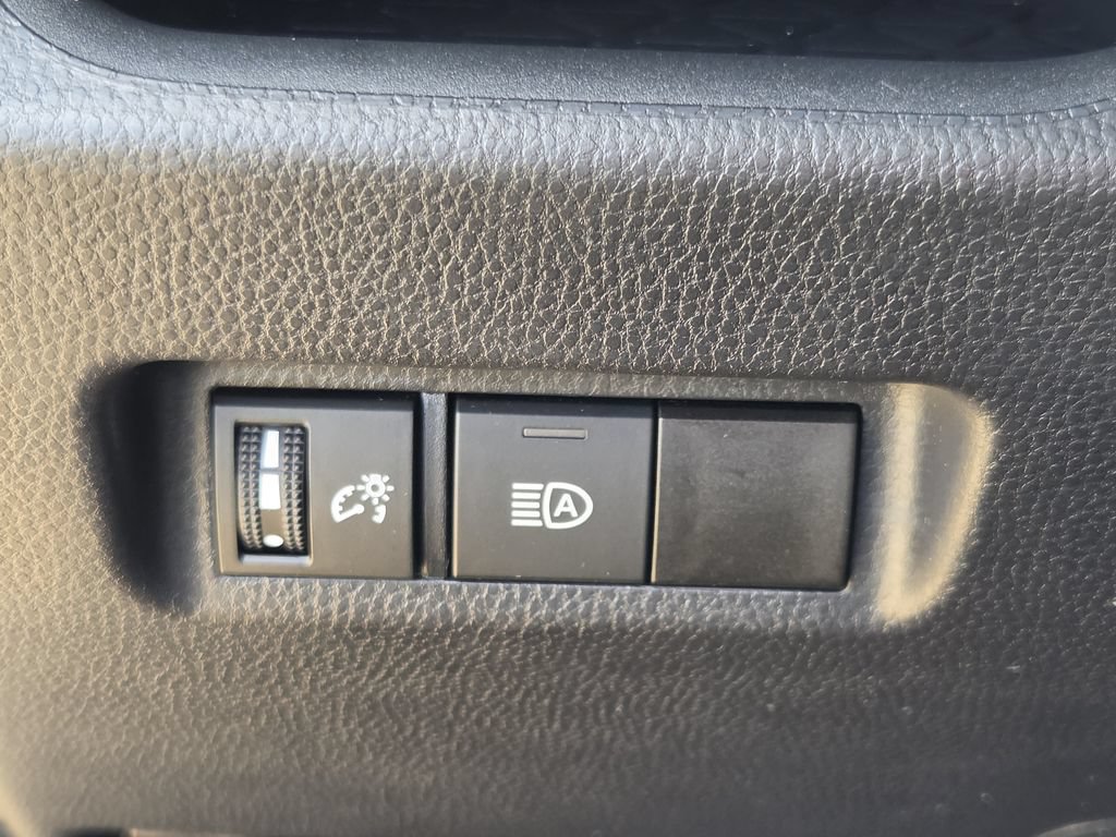 Used 2025 Toyota RAV4 XLE FWD image 25