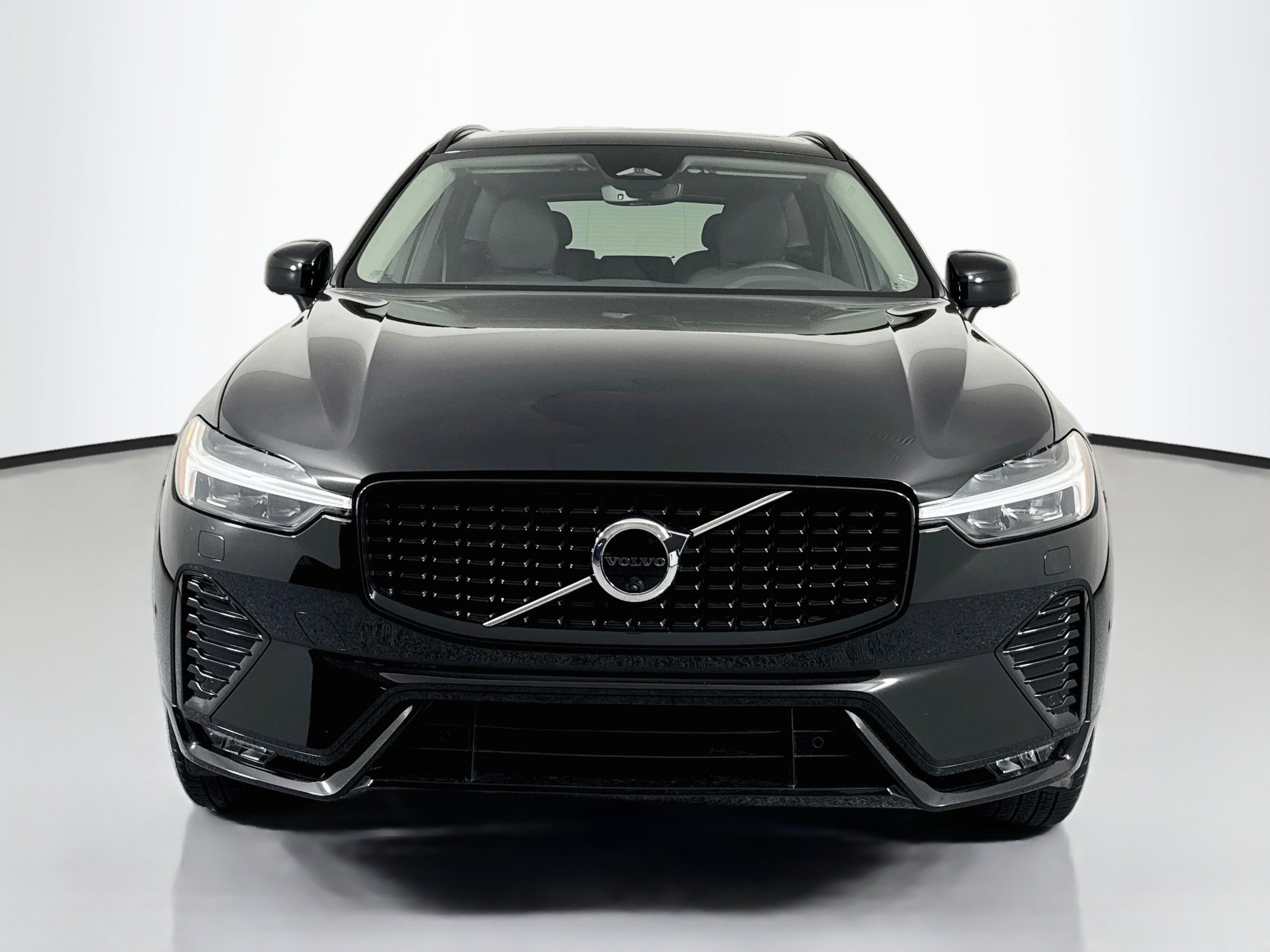 Used 2024 Volvo XC60 B5 Plus w/ Protection Package Premier AWD/4WD image 2