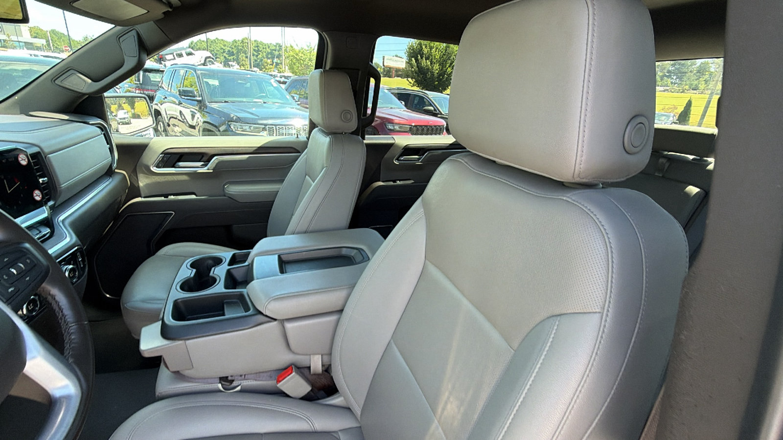 Used 2025 GMC Sierra 1500 SLT AWD/4WD image 17