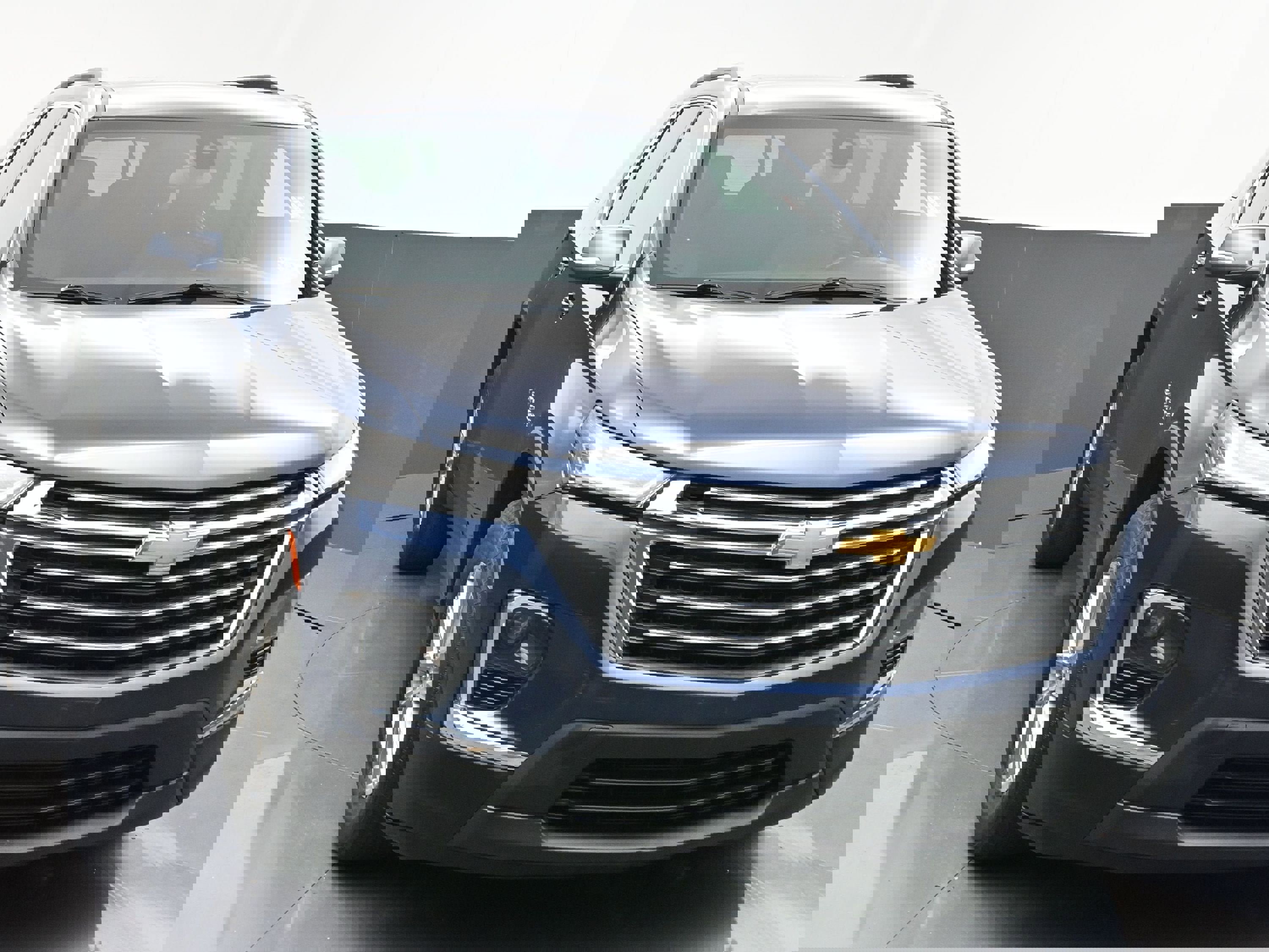 Used 2023 Chevrolet Traverse LT image 2