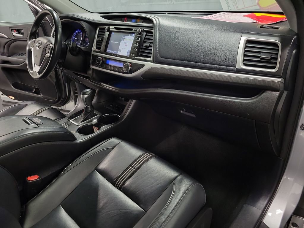 Used 2018 Toyota Highlander SE image 25