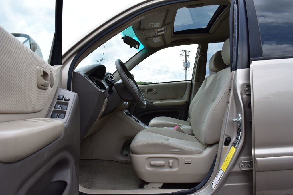 Used 2005 Toyota Highlander 4WD V6 w/ 3rd Row image 13