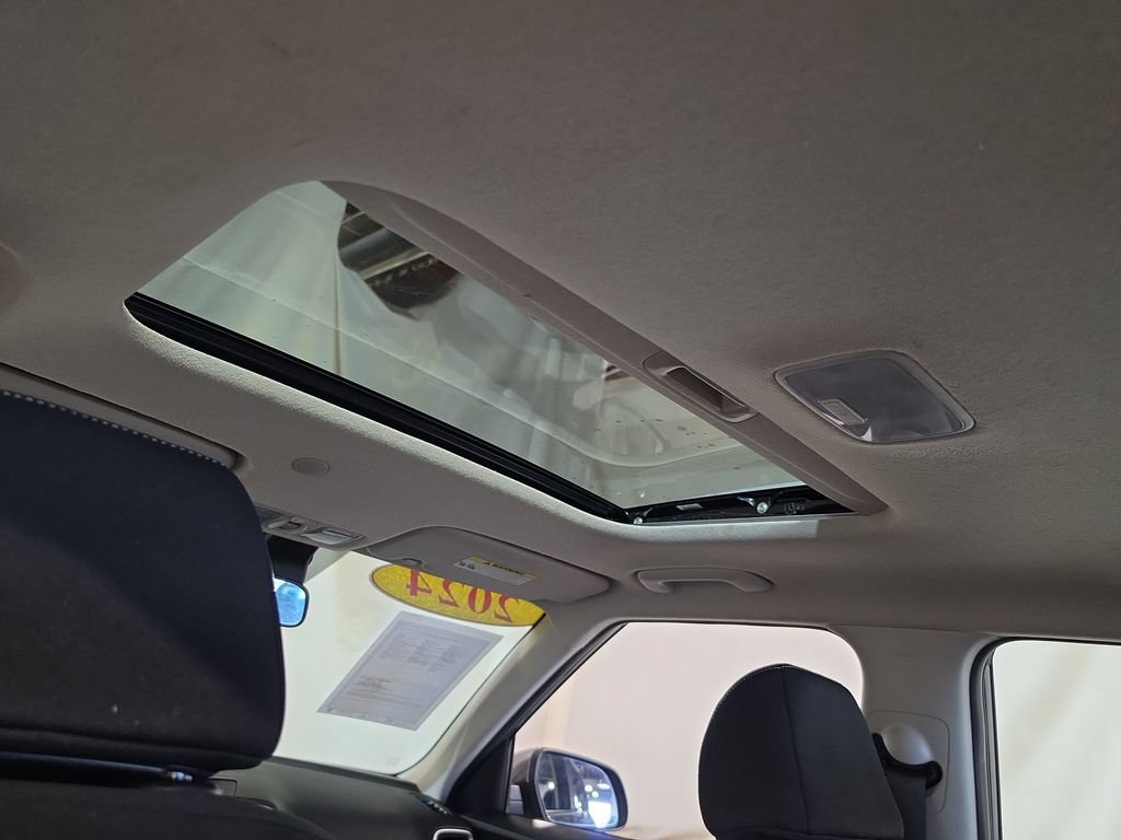 Used 2024 Hyundai Venue SEL FWD image 16