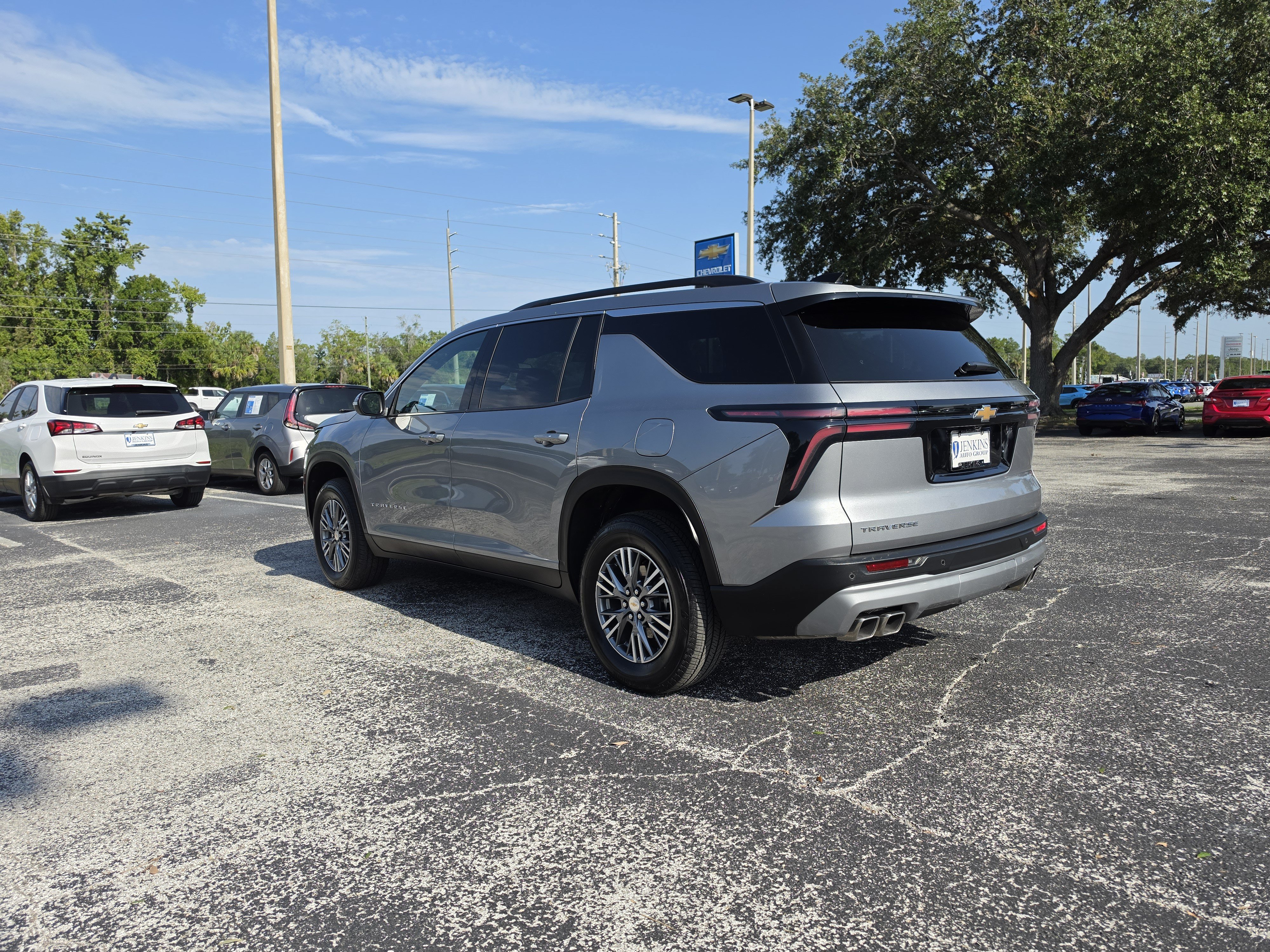 Used 2025 Chevrolet Traverse LT FWD image 7