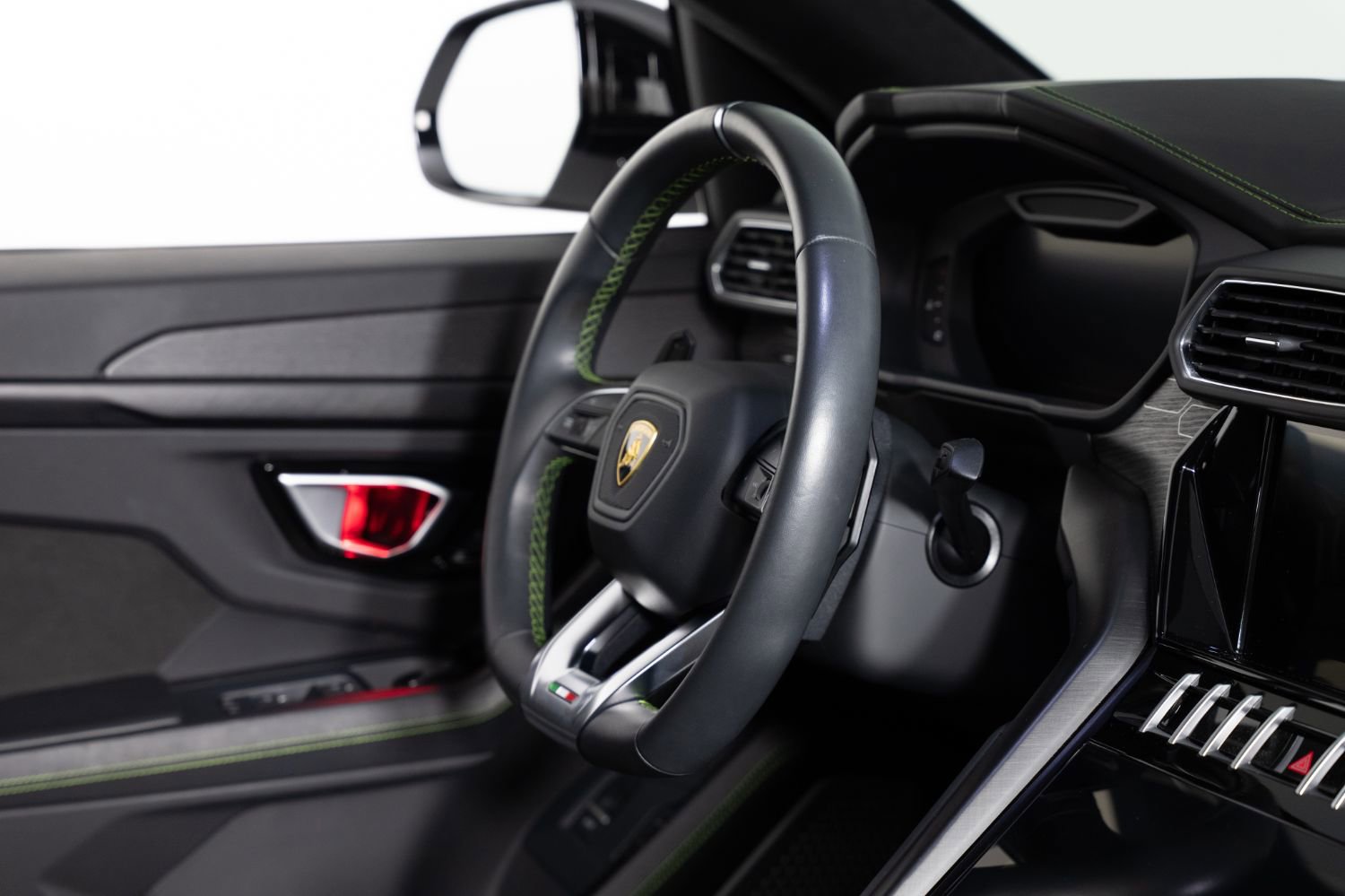Used 2021 Lamborghini Urus AWD/4WD image 37