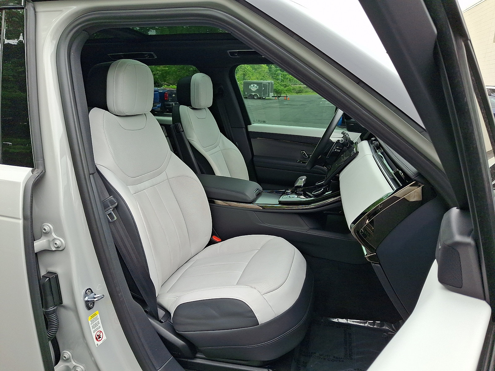 Used 2023 Land Rover Range Rover Sport SE Dynamic AWD/4WD image 3