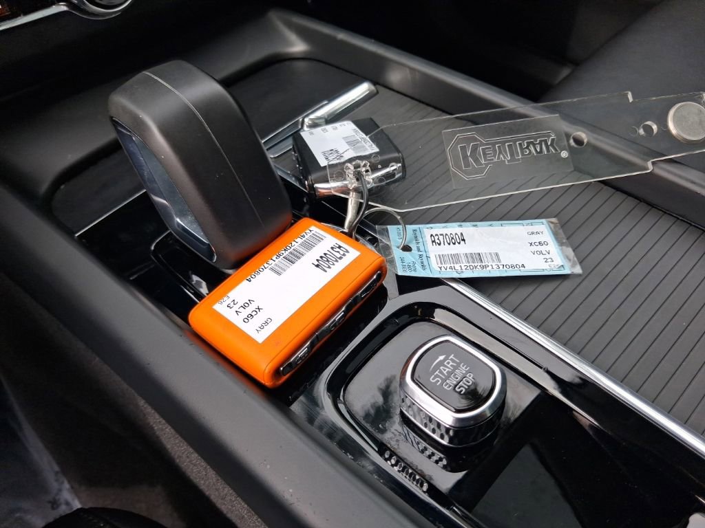 Used 2023 Volvo XC60 B5 Core FWD image 24