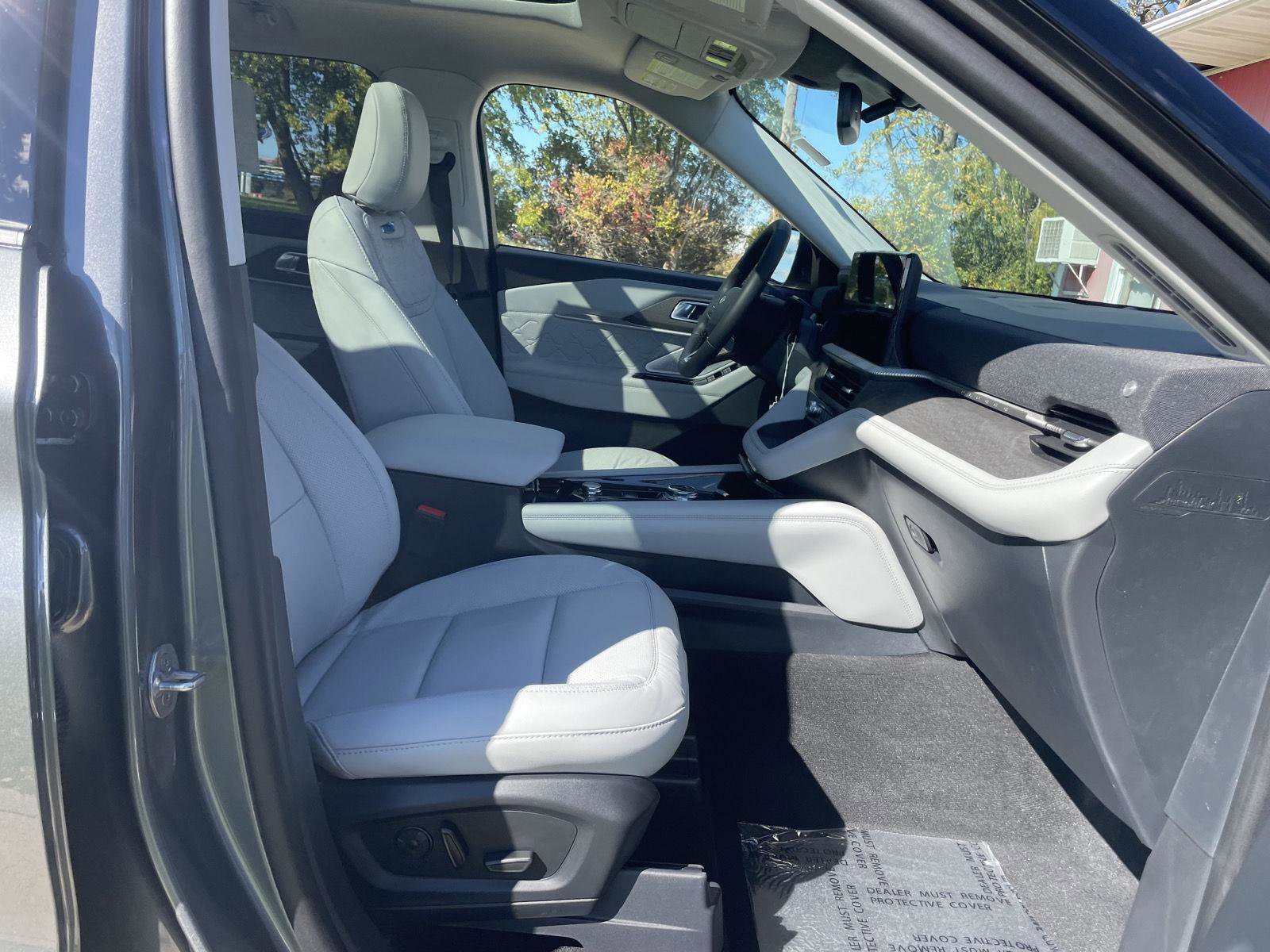 New 2025 Ford Explorer Platinum w/ Ultimate Package image 29