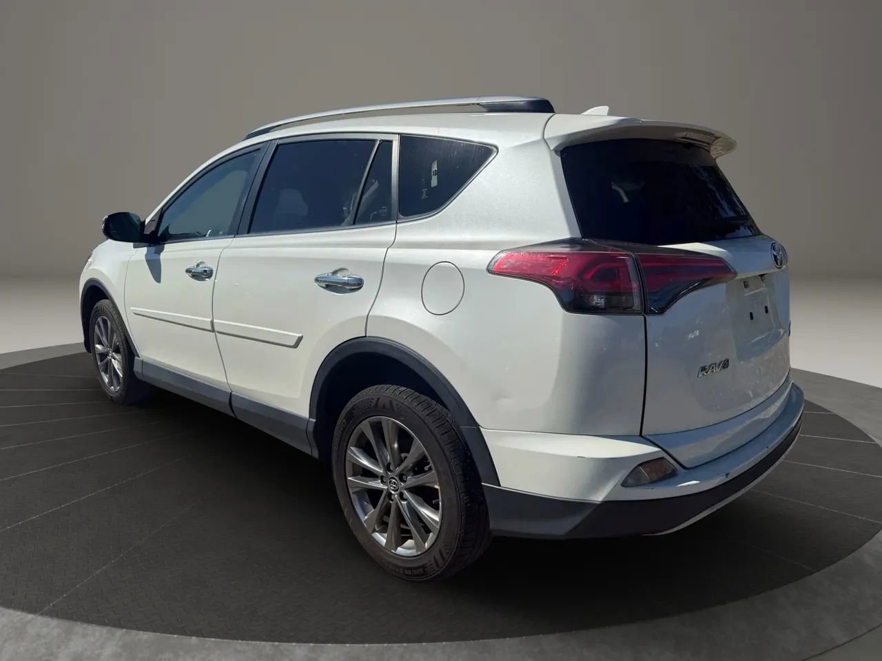 Used 2018 Toyota RAV4 Limited image 9