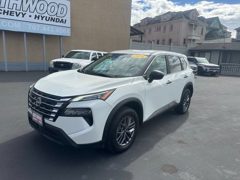Used 2024 Nissan Rogue S AWD/4WD image 2