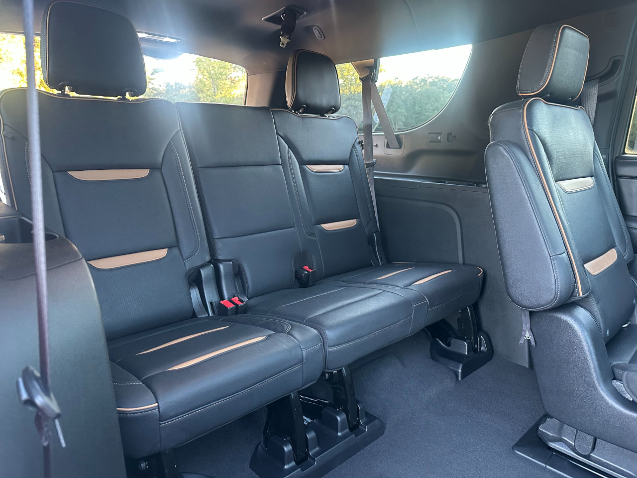 Used 2022 GMC Yukon XL AT4 image 32