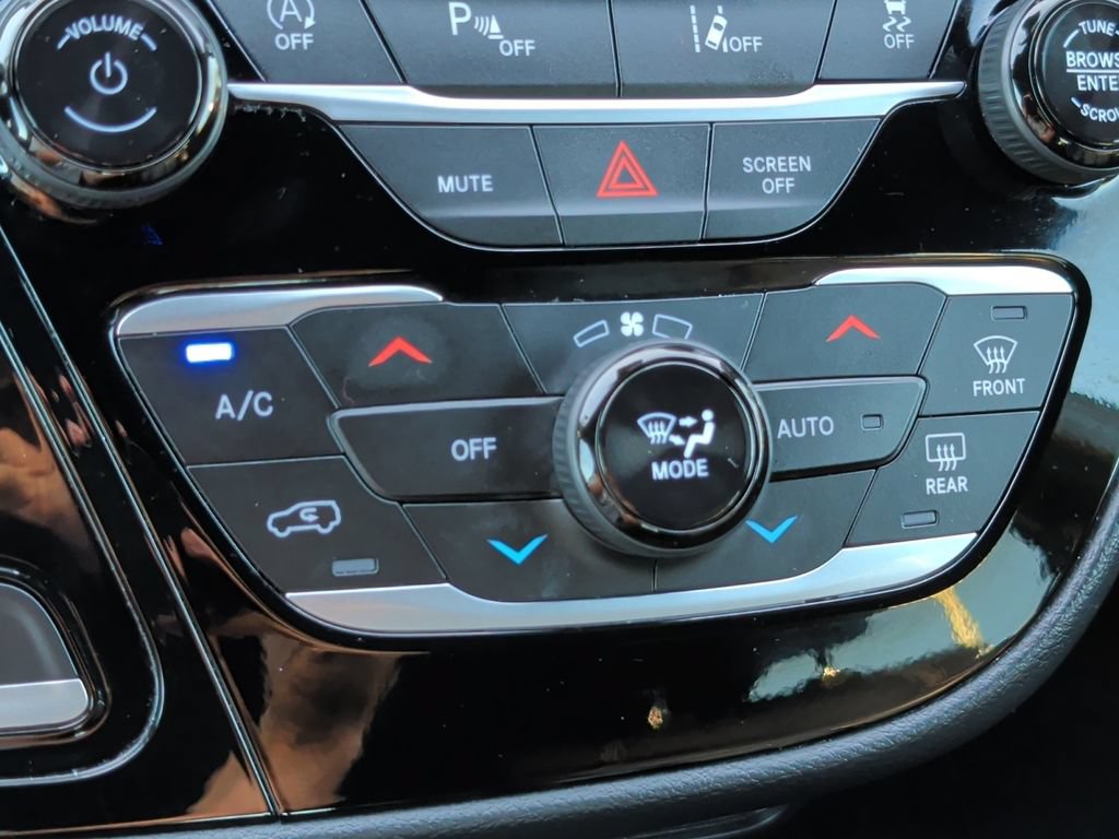 Used 2025 Chrysler Pacifica Select FWD image 23