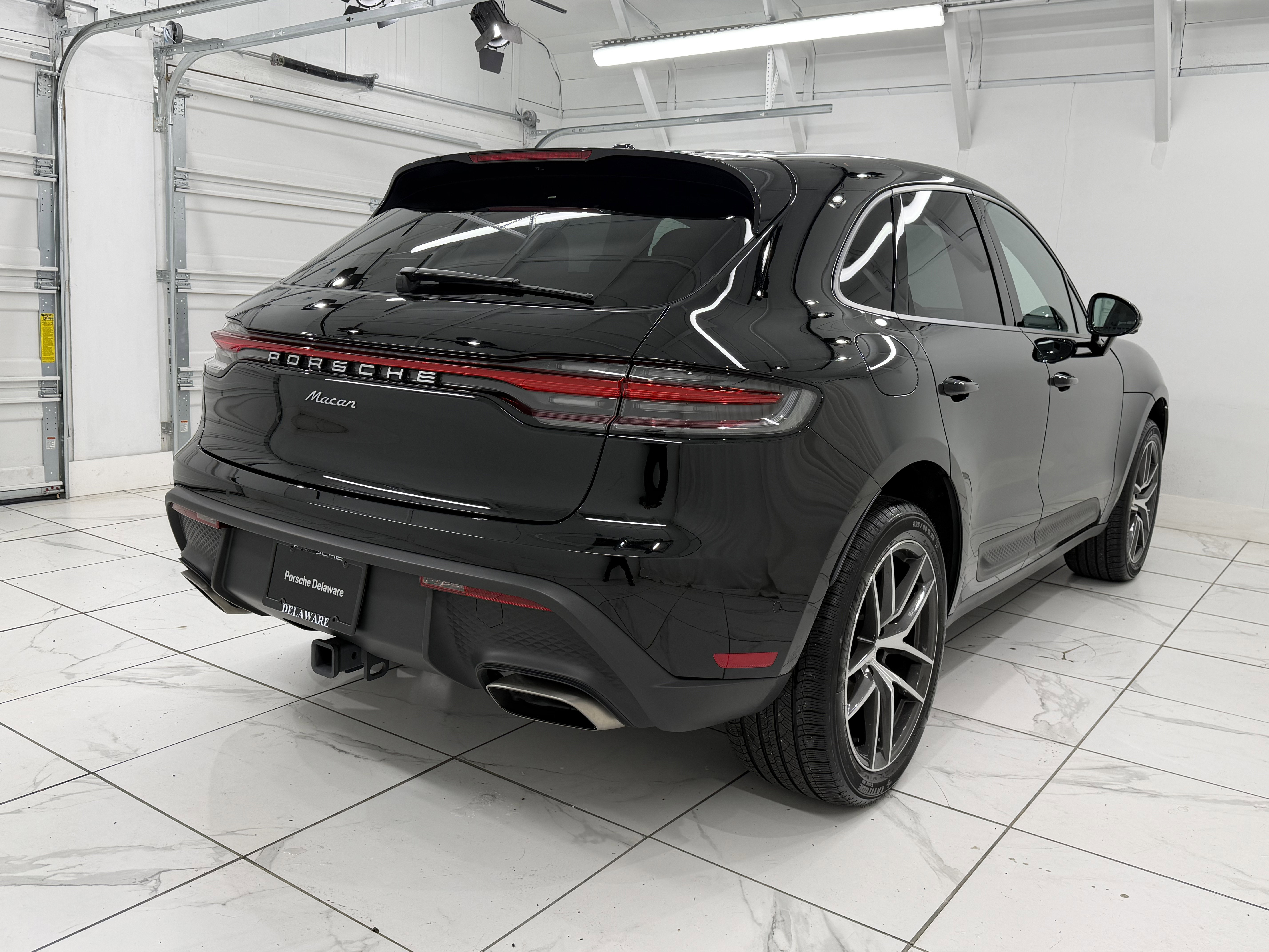 Certified 2025 Porsche Macan image 12