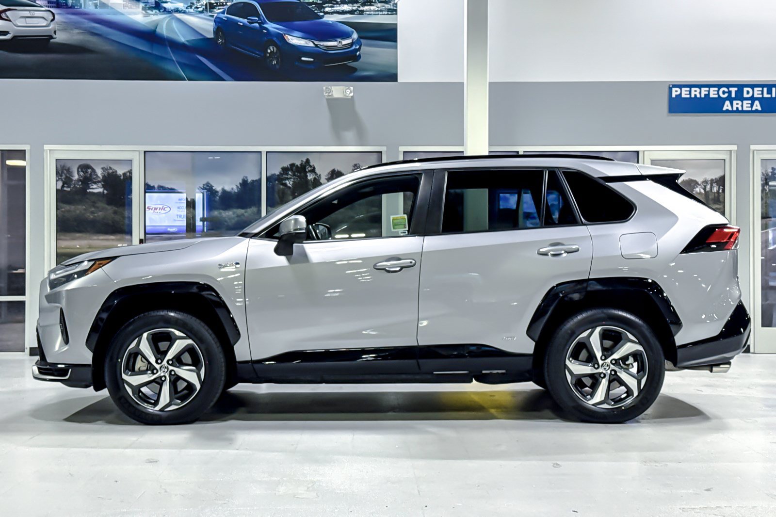 Used 2022 Toyota RAV4 SE w/ Weather & Moonroof Package AWD/4WD image 2