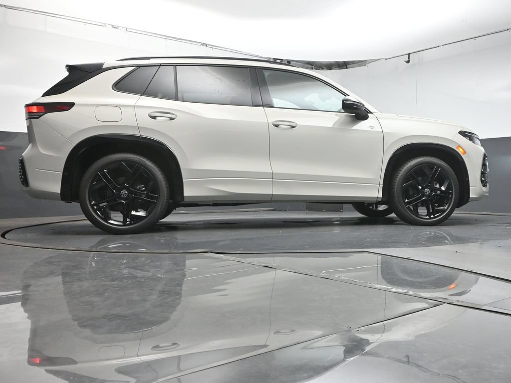 New 2026 Volkswagen Tiguan SE R-Line FWD image 39