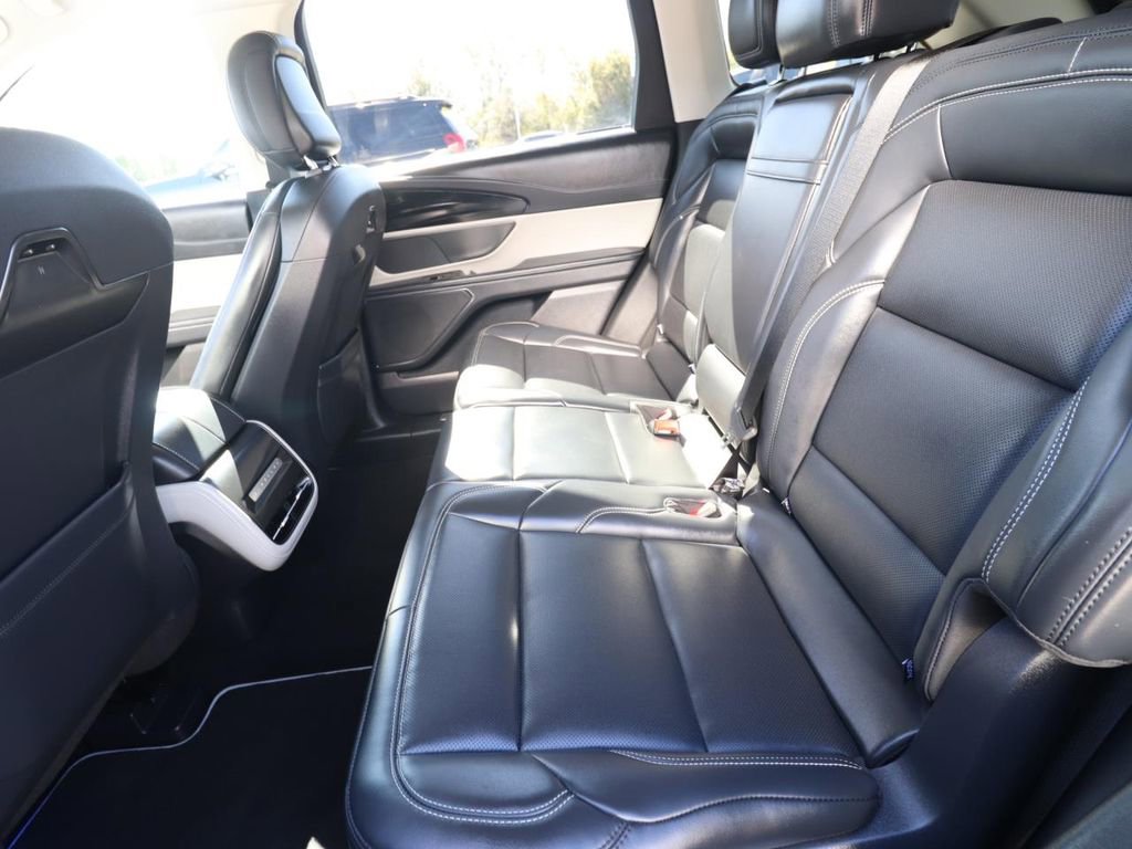 Used 2025 Lincoln Nautilus Premier image 9