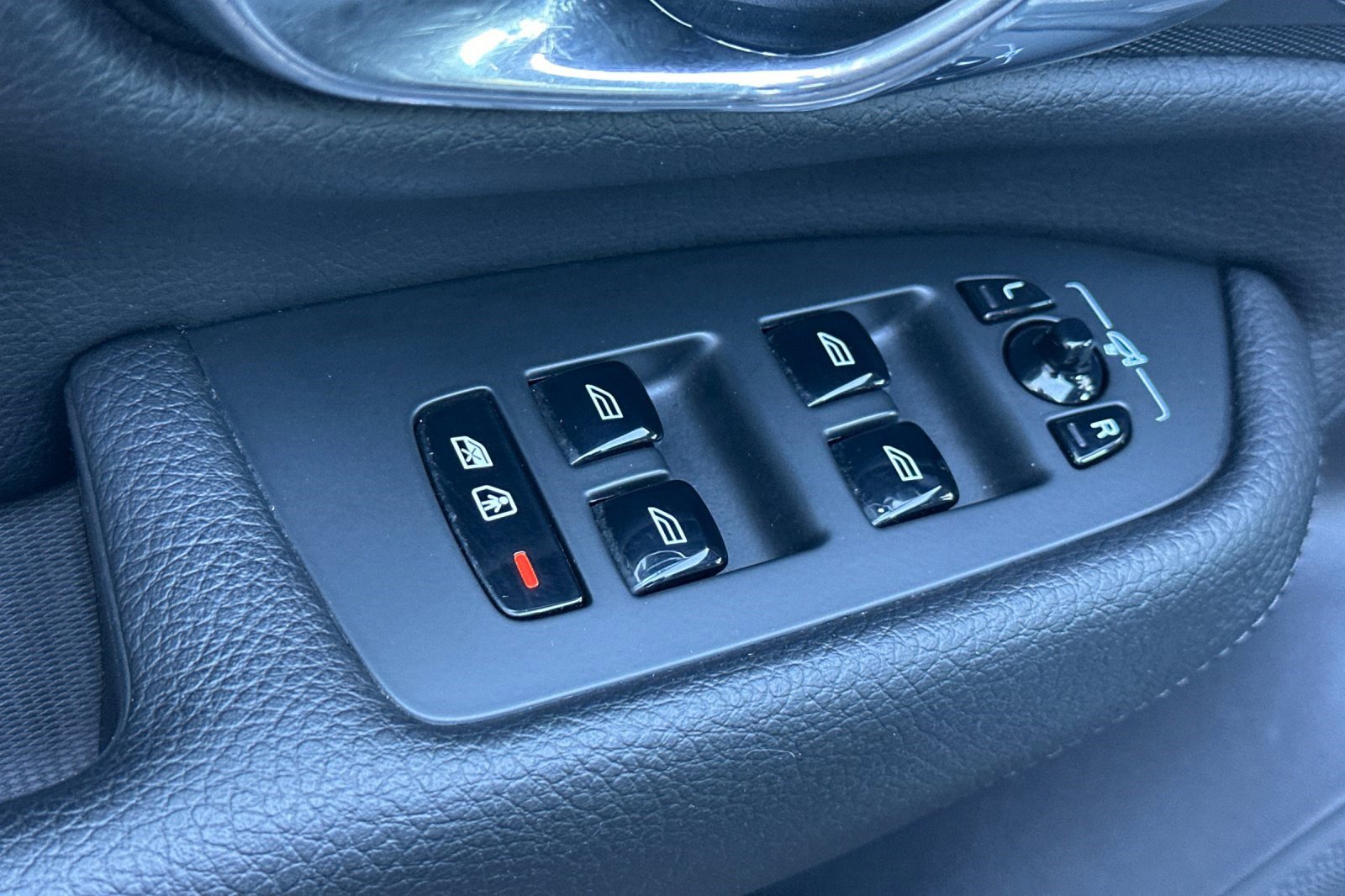 Used 2016 Volvo XC90 T6 Momentum w/ Momentum Plus Package image 13