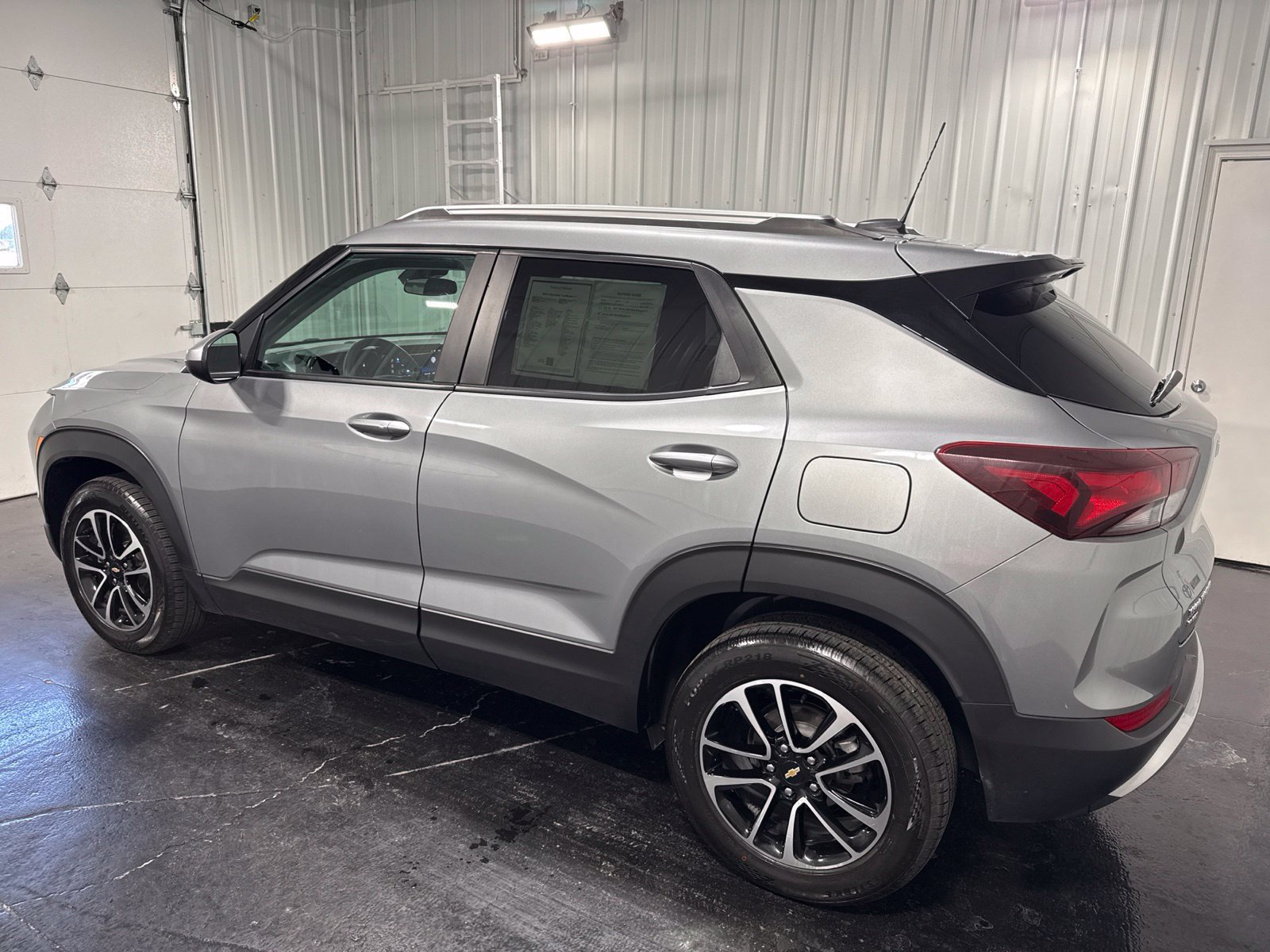 Used 2025 Chevrolet TrailBlazer LT AWD/4WD image 2