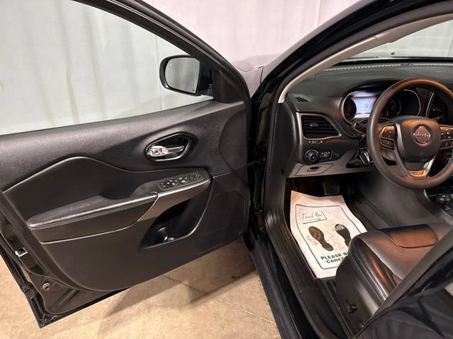 Used 2022 Jeep Cherokee Latitude Lux w/ Mopar Interior Package AWD/4WD image 2