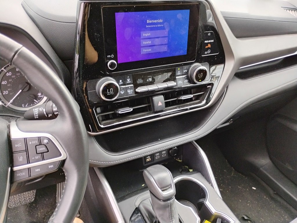 Used 2024 Toyota Highlander LE image 12