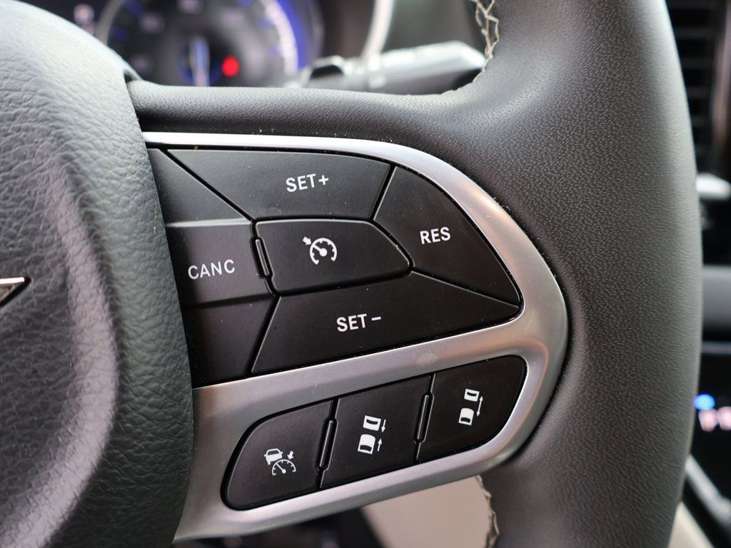 Used 2023 Chrysler Pacifica Touring-L FWD image 48