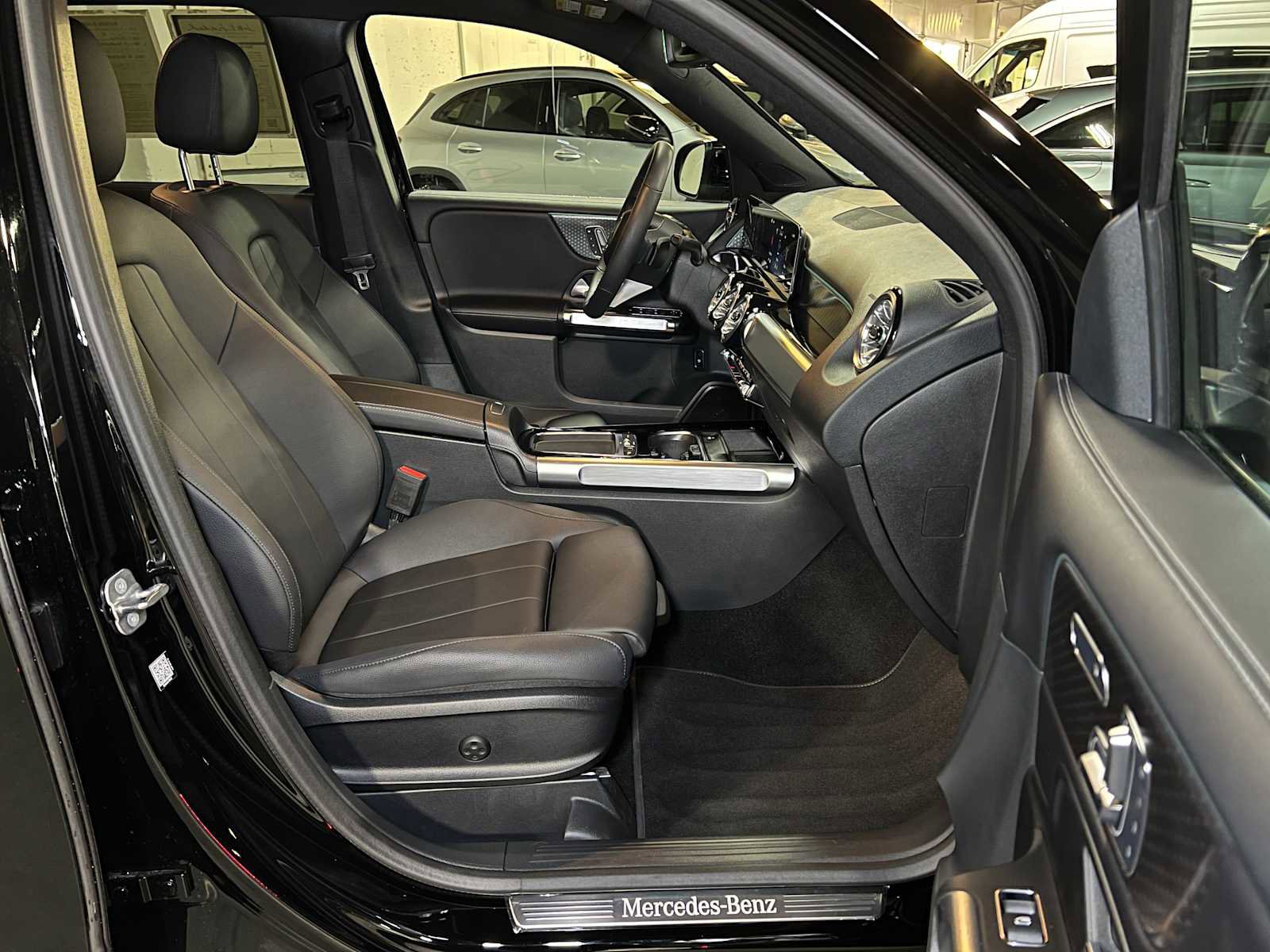 Used 2025 Mercedes-Benz GLB 250 4MATIC image 12