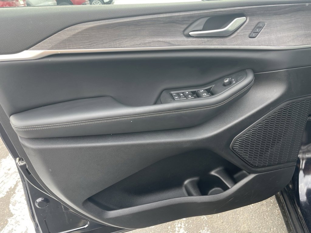 Used 2024 Jeep Grand Cherokee Limited w/ Luxury Tech Group II image 11