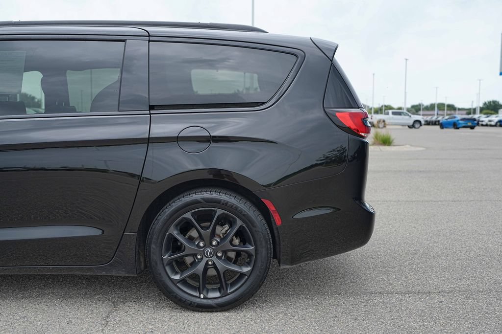 Used 2025 Chrysler Pacifica Limited FWD image 12