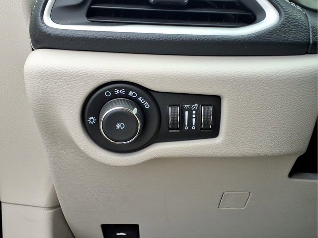 Used 2024 Chrysler Pacifica Select image 15