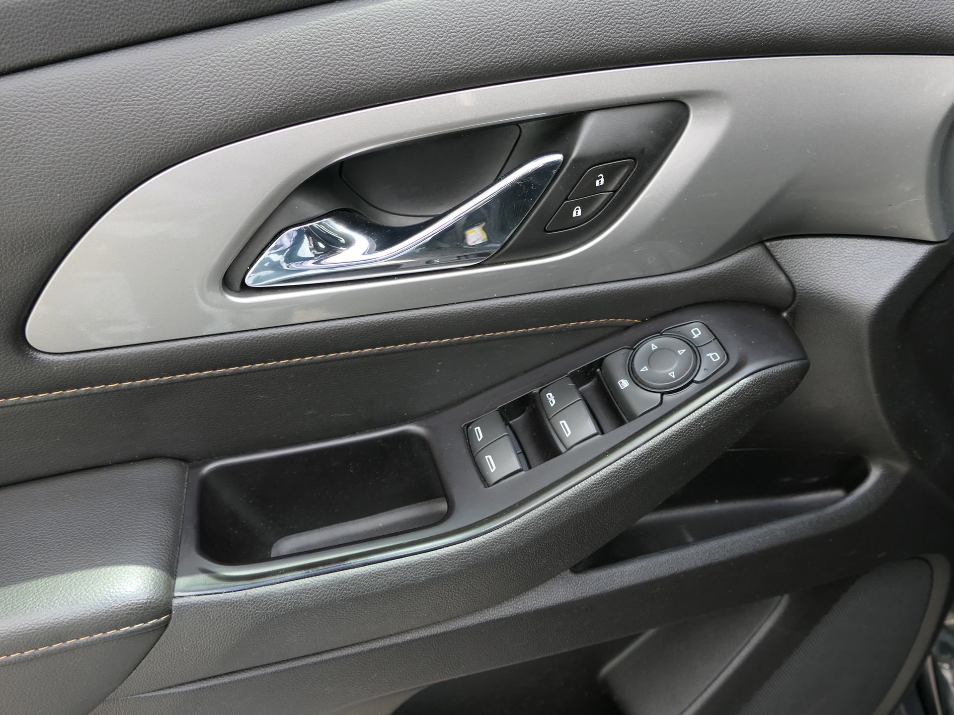 Used 2019 Chevrolet Traverse LT image 13