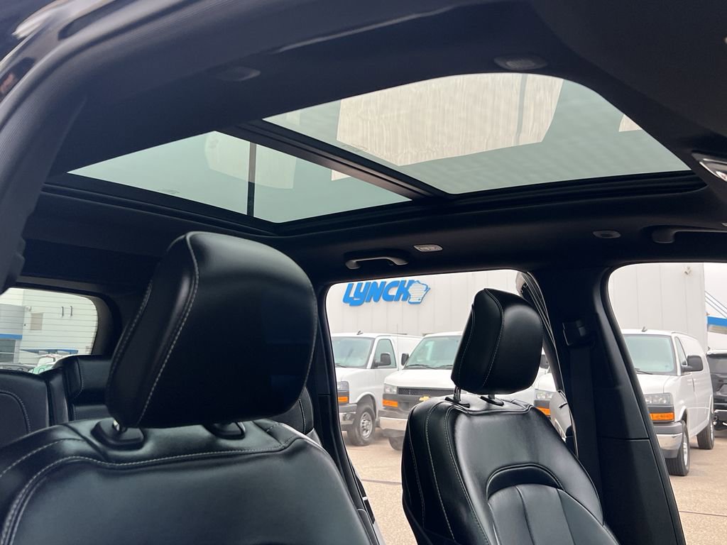 Used 2024 Jeep Grand Cherokee Limited w/ Luxury Tech Group II image 32