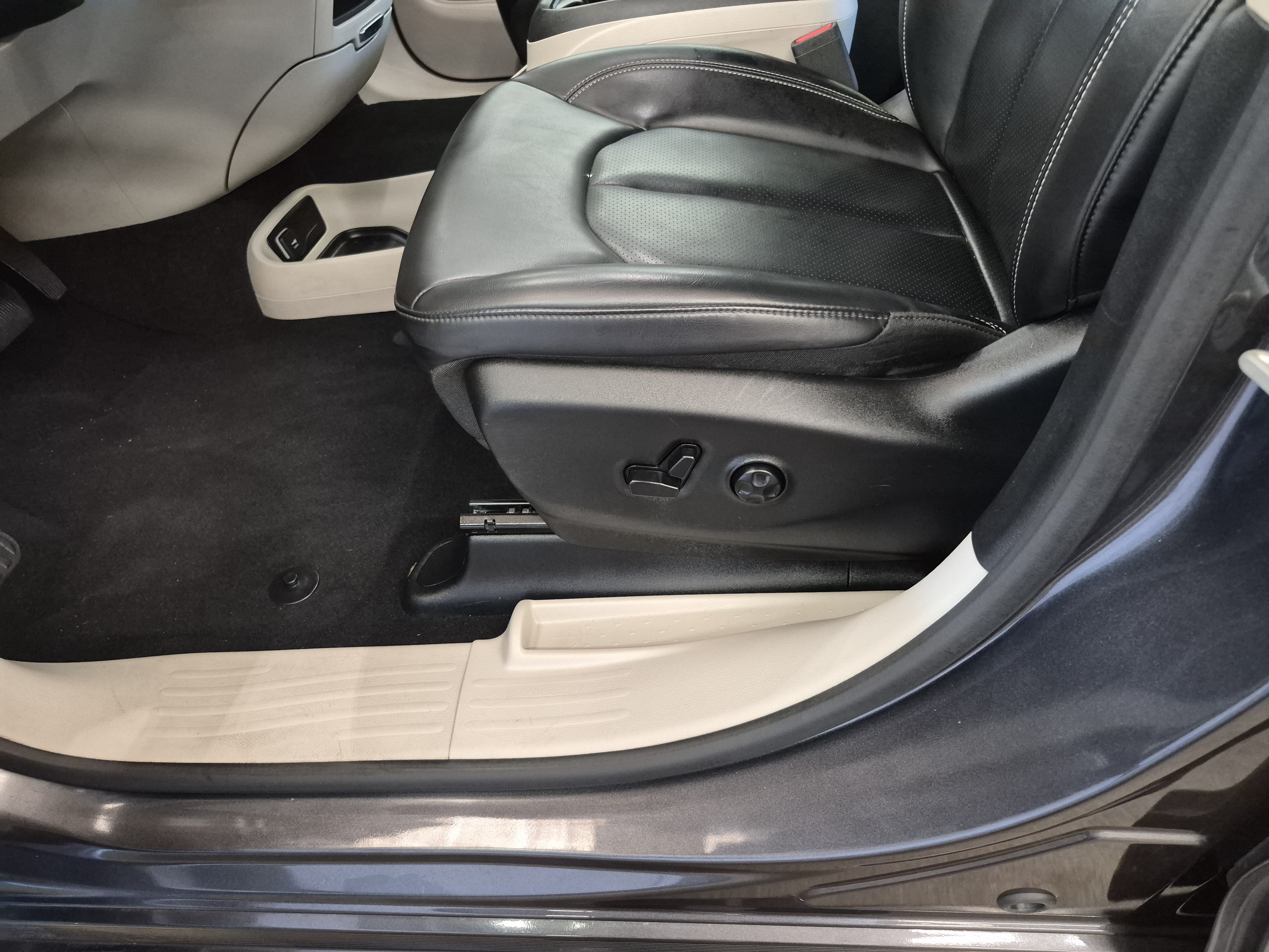 Used 2023 Chrysler Pacifica Touring-L FWD image 11