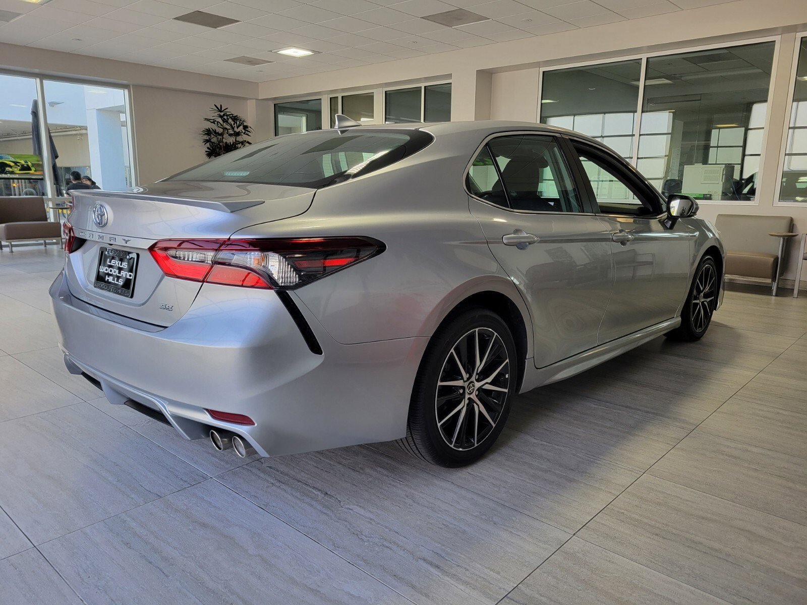 Used 2023 Toyota Camry SE FWD image 6