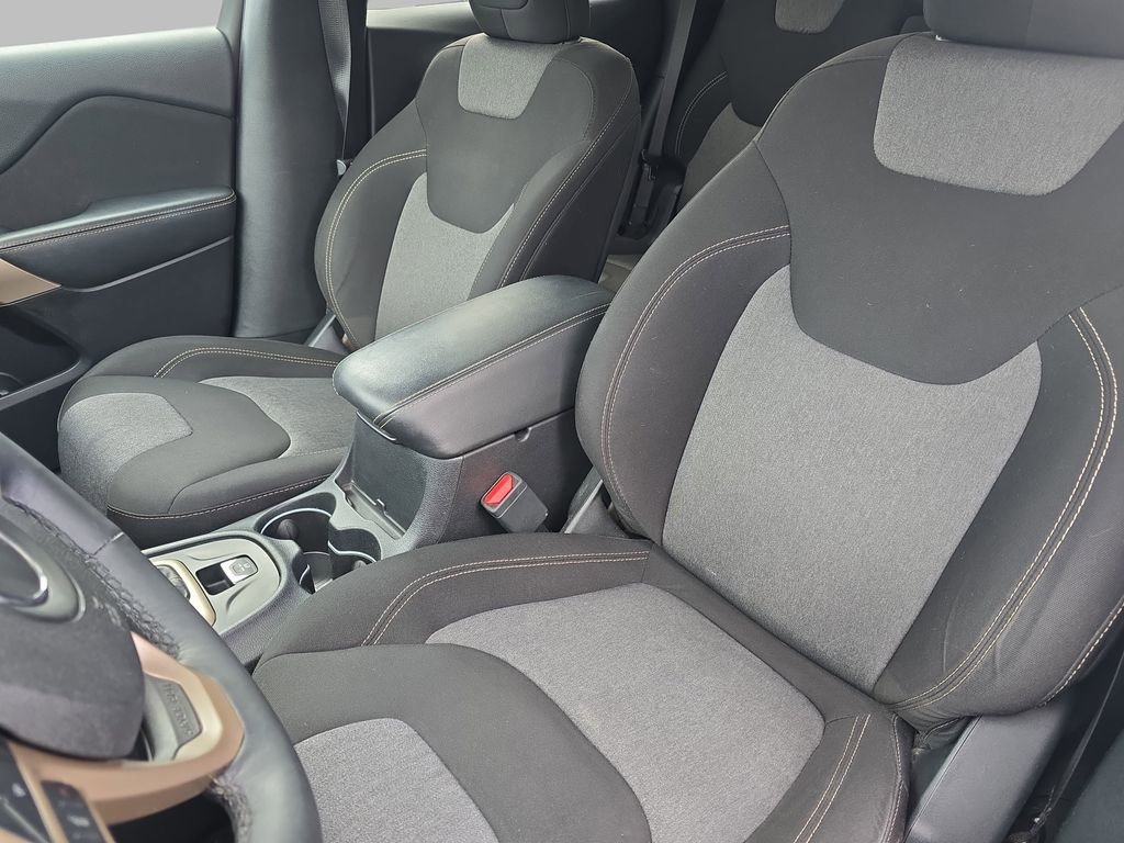 Used 2018 Jeep Cherokee Latitude w/ Altitude Package AWD/4WD image 15