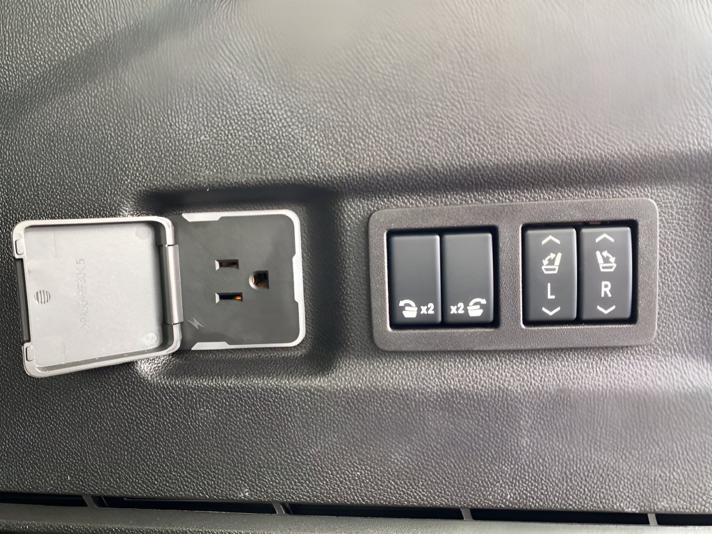 Used 2025 GMC Yukon XL AT4 w/ LPO, Floor Liner Package AWD/4WD image 33