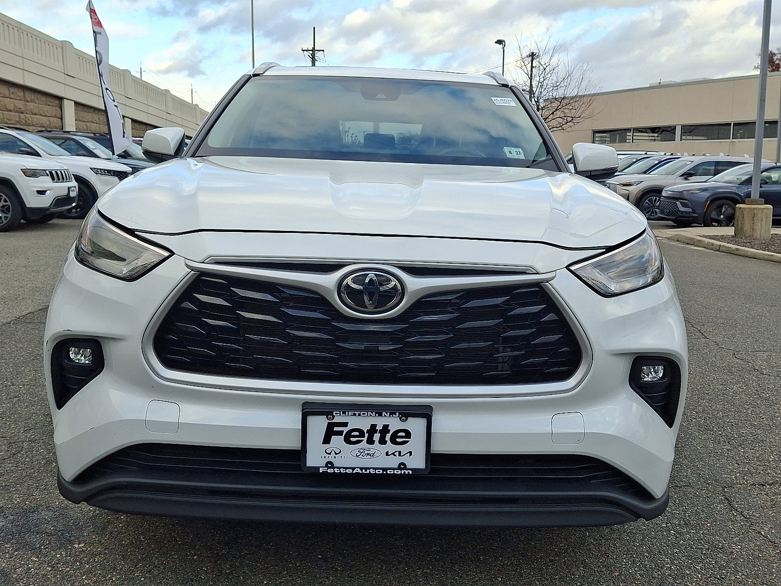 Used 2022 Toyota Highlander XLE image 2